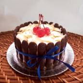 Bolo de 500 gr decorado com chocolate tipo língua de gato