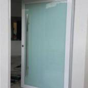 Porta com acabamento em alumínio
