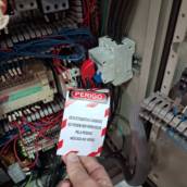 O Treinamento NR-10 tem como objetivo capacitar profissionais que trabalham direta ou indiretamente com eletricidade, garantindo que desenvolvam suas atividades com segurança, prevenção de acidentes e atendimento às exigências legais.

Objetivos

Atender à Norma Regulamentadora nº 10 (NR-10);
Capacitar os participantes sobre riscos elétricos e medidas de controle;
Ensinar práticas seguras de instalação, operação e manutenção elétrica;
Orientar sobre o uso de EPI e EPC específicos para eletricidade;
Preparar trabalhadores para agir em situações de emergência e primeiros socorros.