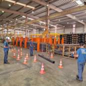 O Treinamento NR-11 – Operação de Ponte Rolante tem como objetivo capacitar trabalhadores para realizar o manuseio seguro de cargas suspensas, por meio de pontes rolantes, atendendo às exigências da legislação e garantindo segurança, produtividade e preservação patrimonial.

Objetivos

Atender à Norma Regulamentadora nº 11 (NR-11) e normas técnicas aplicáveis;
Capacitar operadores na condução correta da ponte rolante;
Prevenir acidentes envolvendo movimentação de cargas suspensas;
Orientar sobre check-list, inspeção e manutenção básica do equipamento;
Desenvolver a consciência sobre sinalização, comunicação e boas práticas de operação.