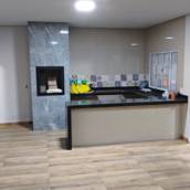 Valorize seu projeto com a elegância e a durabilidade dos mármores e granitos. A QG Empreendimentos executa a instalação de bancadas, pias, ilhas, nichos, escadas, soleiras, peitoris e revestimentos com precisão e acabamento impecável. Seja para obras novas ou reformas, entregamos qualidade, sofisticação e um resultado que faz a diferença em cada detalhe.