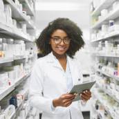Responsável pelo atendimento ao cliente, organização de produtos e auxílio na venda de medicamentos.
Carga horária: 24 horas. Duração média de 3 meses.