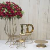 Kit Dourado com Suportes e Arranjo Floral em Niterói, RJ