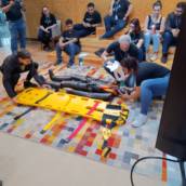 O Treinamento de Primeiros Socorros tem como objetivo capacitar os participantes a reconhecer emergências e aplicar técnicas básicas de atendimento imediato a vítimas de acidentes ou mal súbito, até a chegada do serviço médico especializado.

Objetivos

Atender à legislação vigente (NR-7, NR-23 e NR-35, entre outras que exigem preparo em emergências);
Ensinar os colaboradores a agir de forma rápida, segura e eficiente em situações críticas;
Reduzir a gravidade de acidentes e aumentar as chances de sobrevivência da vítima;
Promover a cultura de prevenção e cuidado dentro da empresa;