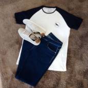 Camiseta, calça e sapatenis da Acostamento