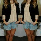 Blazer de Bengaline com elastano ( Semelhante ao da Foto Disponível no tamanho 50 ) Shorts jeans ( Vários Modelos Disponíveis também no tamanho: 50 ).