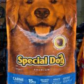 Descrição
- Indicada para cães adultos;
- Não contém corantes;
- 21% de proteína de alta qualidade;
- Ômegas + zinco orgânico e Complex life;
- Pele protegida, pelos mais bonitos;
- Enriquecida com vitaminas;
- Equilíbrio para o bem-estar diário;
- Proporciona fezes mais firmes;
- Formulada com minerais orgânicos,
- Disponível em embalagem de 10,1 kg.

Especificações
Idade
Adulto
Pet
Cachorros
Porte de Raça
Grande, Médio, Pequeno, Mini e Gigante
Apresentação
Disponível em embalagem de 10,1Kg
Recomendações
Uma xícara de chá (200 ml) equivale a, aproximadamente, 79g de Special Dog

Quantidade Diária Recomendada
Peso estimado

5 kg

10 kg

15 kg

20 kg

25 kg

30 kg

35 kg

40 kg

45 kg

50 kg

Quantidade diária

123 g

207 g

280 g

347 g

411 g

471 g

529 g

584 g

638 g

691 g

Informações Nutricionais
Vitamina A 20.000 UI, vitamina D3 750 UI, vitamina E 112,5 UI, vitamina K3 2,5 mg, vitamina B1 8,75 mg, vitamina B2 5,5 mg, vitamina B6 2,5 mg, vitamina B12 75 µg, vitamina C 27,5 mg, niacina 37,5 mg, colina 1.700 mg, ácido pantotênico 17,5 mg, ácido fólico 0,5 mg, biotina 50 µg, cobre 7,5 mg, ferro 100 mg, iodo 1,25 mg, manganês 20 mg, selênio 0,4 mg, zinco 97,5 mg

Níveis de Garantia
Umidade máx. 100 g/kg 10% Proteína Bruta mín. 210 g/kg 21% Extrato Etéreo mín. 90 g/kg 9% Matéria Mineral máx. 85 g/kg 8,5% Matéria Fibrosa máx. 50 g/kg 5% Cálcio máx. 20 g/kg 2% Cálcio mín. 8.000 mg/kg 0,8% Fósforo mín. 8.000 mg/kg 0,8% Sódio mín. 1.200 mg/kg 0,12% Potássio mín. 5.000 mg/kg 0,5% Ômega 6 mín. 20 g/kg 2% Ômega 3 mín. 2.500 mg/kg 0,25% Energia Metabolizável          3.480 kcal/kg

Composição
Farinha de vísceras de frango, farinha de carne e ossos, milho integral moído*, sorgo integral moído, farelo de soja*, farelo de trigo, gordura de frango, óleo de peixe, farelo de arroz, casca de aveia, hidrolisado de fígado de frango e suíno, cloreto de sódio (sal comum), vitamina A, vitamina D3, vitamina E, vitamina K3, vitamina B1, vitamina B2, vitamina B6, vitamina B12, vitamina C, niacina, cloreto de colina, ácido pantotênico, ácido fólico, biotina, iodato de cálcio, sulfato de cobre, sulfato de ferro, levedura enriquecida com selênio, proteinato de manganês, proteinato de zinco, propionato de cálcio, sorbato de potássio, parede celular de levedura, acidificante, antioxidantes (BHA e BHT).

*Agrobacterium tumefaciens, Bacillus thuringiensis, Streptomyces viridochromogenes.