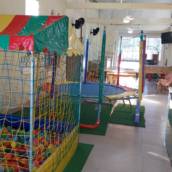 Composta de pula-pula,  air-game,  piscina de bolinhas,  tombo legal , ping-pong e mesa de sinuca para os adultos. 