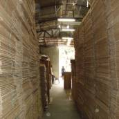 Caixa de Papelão para Mudança: Conheça as Caixas de Papelão Seminovas da ( Arca das Caixas Embalagens de Papelão & Plástico Bolha ). Verifique a área disponível para empilhar as caixas e como elas serão organizadas para facilitar o acesso e a movimentação. Importante: A escolha de caixas com dimensões adequadas para o espaço também influencia no número ideal, já que uma embalagem mal dimensionada pode gerar desperdício de espaço e aumentar os custos logísticos. É muito importante considerar as condições de transporte. Se o seu processo envolve o envio de caixas ( caixa para Mudança) para outros locais, é preciso garantir que a quantidade e o tamanho das caixas otimizem o carregamento e evitem o excesso de espaço vazio nos veículos, o que pode resultar em custos adicionais. Na Arca das Caixas, você encontra plástico bolha e caixas de papelão ondulado com preços direto de fábrica.