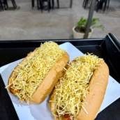 PÃO DE HOTDOG, SALSICHA FRANKFURT BERNA, FRALDINHA DESFIADA EM MOLHO, BACON, QUEIJO CHEDDAR, KATCHUP, MAIONESE, MOSTARDA E BATATA PALHA