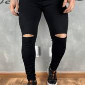 Calça Jeans Masculina Super Skinny Preta com Rasgo no Joelho para Visual Ousado