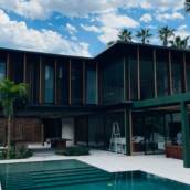 ACM em casas de alto padrão: elegância além da madeira em Jacareí