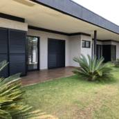 Sofisticação e funcionalidade em um só produto. Nossas portas e janelas oferecem controle de ventilação e luz, acabamento premium e durabilidade para valorizar seu projeto arquitetônico.