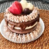 Bolo Decorado com Corações de Chocolate