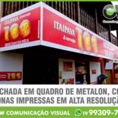 FACHADA EM QUADRO DE METALON COM LONA IMPRESSA EM ALTA RESOLUÇÃO 