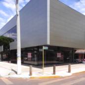 Prédio comercial com lojas, de 48 e 161m²