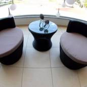 CONJUNTO 2 PUFFS + 1 MESA LATERAL RATTAN SINTÉTICO  L13D1007