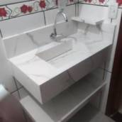 PIA ESCULPIDA EM PORCELANATO BRANCO MARMORIZADO