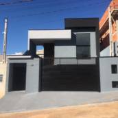 Linda casa a venda