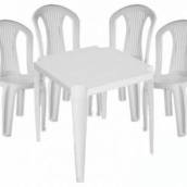 Conjunto 4 cadeiras e 1 mesa de plástico