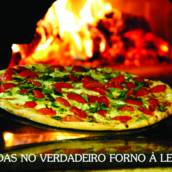 pizzas assadas no forno a lenha