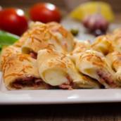 pizzas com borda recheada de catupiry, calabresa, cheddar e creme de milho