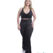 Calça Flare tamanho PLUS, em tecido SUPLEX. Ideal para atividades físicas,porém,com seu modelo moderno lhe permite também no uso casual. Peça da marca ALTO GIRO