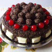 Bolo de brigadeiro com cereja