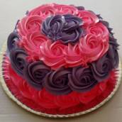 Bolo Morango com brigadeiro e decoração em lilás e rosa !!