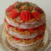 Naked cake de doce de leite com morangos!!