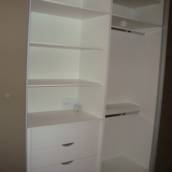 Portas em vidro na cor bege com TV embutida