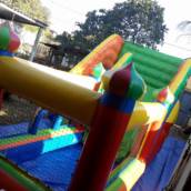 Tobogã Com Piscina