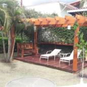 Pergolado em madeira garapeira e deck em madeira ipê
