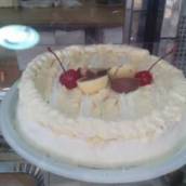 Bolo de leite ninho com beijinho