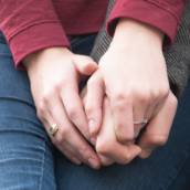 Mãos de casal em ensaio