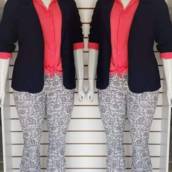 Blazer de Bengaline Azul Marinho + Calça Estampada de Bengaline + Camisa Rosa Chiclete de Viscose