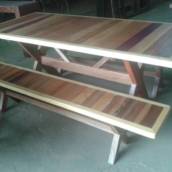 Mesa com bancos de madeira