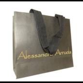 SACOLA EM PAPEL OFFSET COM HOTSTAMP