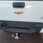 Estribo personalizado na cor branca e engate reforçado com tração de 1200kg para S-10 2017!