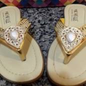 Rasteirinha dourado com detalhes em pedra 