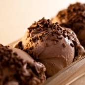 Sorvetes em bola de chocolate