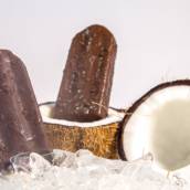 Picolé de côco com recheio de chocolate
