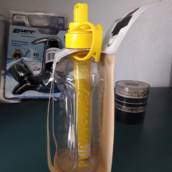 Garrafa de agua com um purificador pessoal