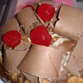 Panetone recheado com sorvete e brigadeiro mole E cereja