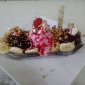 Açaí, sorvete, banana, granola, castanha e cereja.