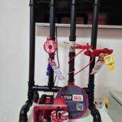 O Treinamento de LOTO tem como objetivo capacitar trabalhadores a aplicar procedimentos de bloqueio e etiquetagem de fontes de energia (elétrica, hidráulica, pneumática, térmica, mecânica, entre outras), garantindo que máquinas e equipamentos sejam desligados e isolados corretamente antes de qualquer intervenção.

Essa prática reduz drasticamente o risco de acidentes graves como choques elétricos, esmagamentos, amputações e mortes.

Objetivos

Atender às exigências legais da NR-10 e NR-12.
Ensinar os trabalhadores a identificar e isolar fontes de energia perigosas.
Padronizar procedimentos de bloqueio, etiquetagem e teste de ausência de energia.
Conscientizar sobre responsabilidades do empregador e do empregado.
Reduzir acidentes graves durante manutenção e limpeza de máquinas.