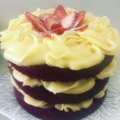 Mini Nude Red velved com morangos