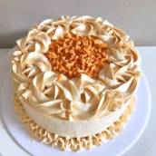 Bolo de Doce de Leite com Morango, cobertura de chantilly com doce de leite
