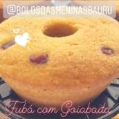 Bolo de Fubá com Goiabada