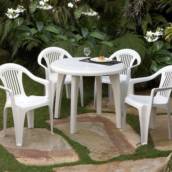 Conjunto mesa e cadeiras de plástico